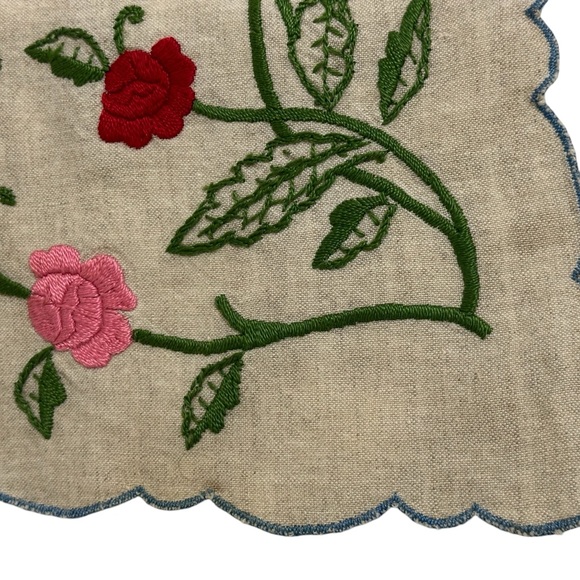 Vintage Linen Floral Hand Embroidered Roses Square Table Topper Scalloped 26" - Picture 7 of 15